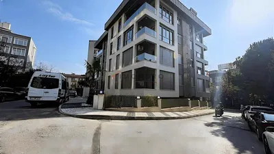 Wohnzimmer; holzboden, tageslicht, moderner stil, hohe decken