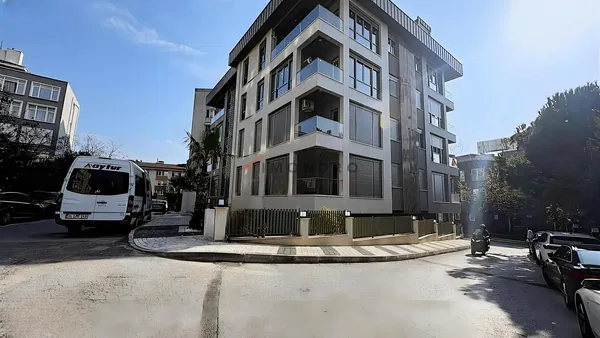 Wohnzimmer; holzboden, tageslicht, moderner stil, hohe decken