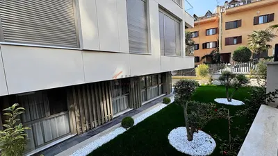 Living room; wood floor, natural light, modern style, high ceiling