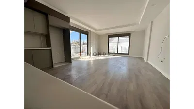 Wohnzimmer; holzboden, tageslicht, moderner stil, hohe decken