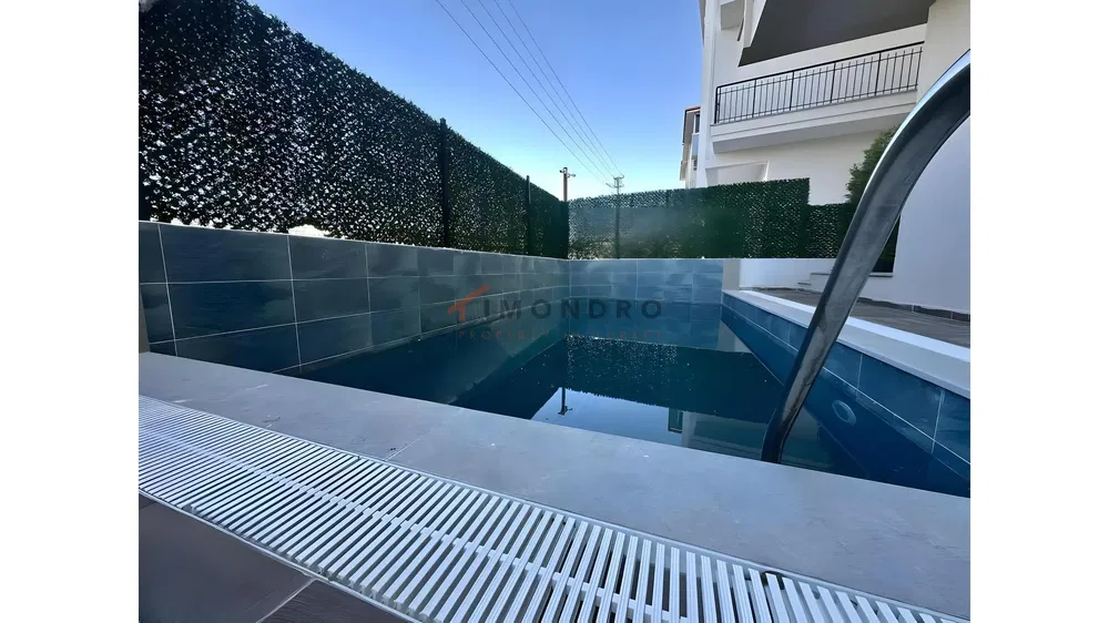 Кухня; кухненски уреди, дървен под, естествена светлина, модерен стил, ремонтиран