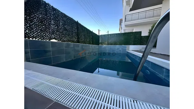 Kuchyňa; kuchynské spotrebiče, drevená podlaha, prirodzené svetlo, moderný štýl, po rekonštrukcii