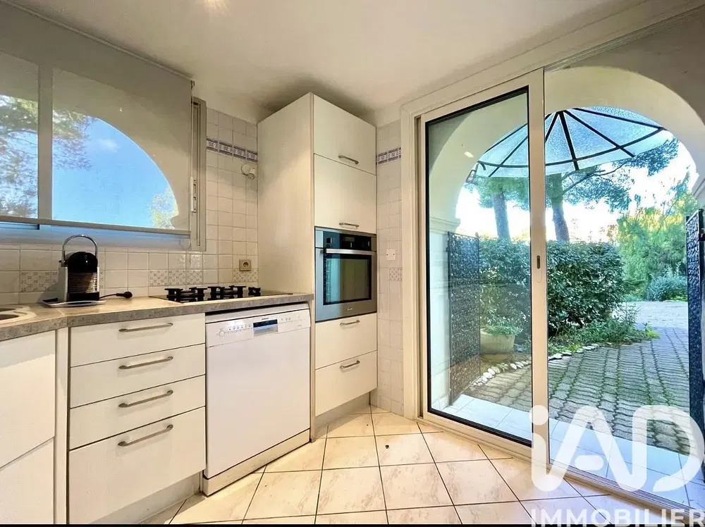 Дневна соба; дрвени под, природно светло, модерни стил, високи плафони