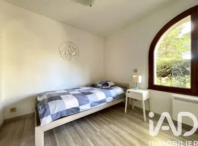 Дневна соба; дрвени под, природно светло, модерни стил, високи плафони