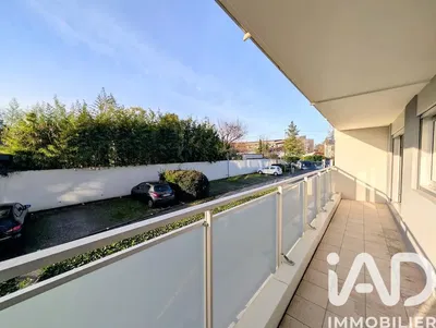 Salon; parquet, lumière naturelle, style moderne, hauteur sous plafond