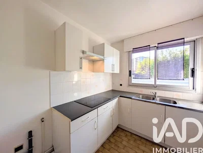 Dnevni boravak; drveni pod, prirodna svjetlost, moderan stil, visoki stropovi