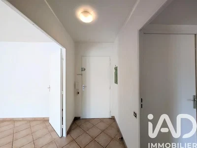 Kuhinja; kućanski aparati, drveni pod, prirodna svjetlost, moderan stil, renoviran