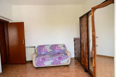 Salon; podłoga drewniana, światło dzienne, styl nowoczesny, wysokie sufity