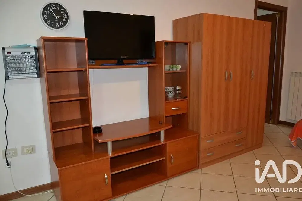 Wohnzimmer; holzboden, tageslicht, moderner stil, hohe decken