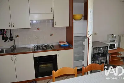 Wohnzimmer; holzboden, tageslicht, moderner stil, hohe decken