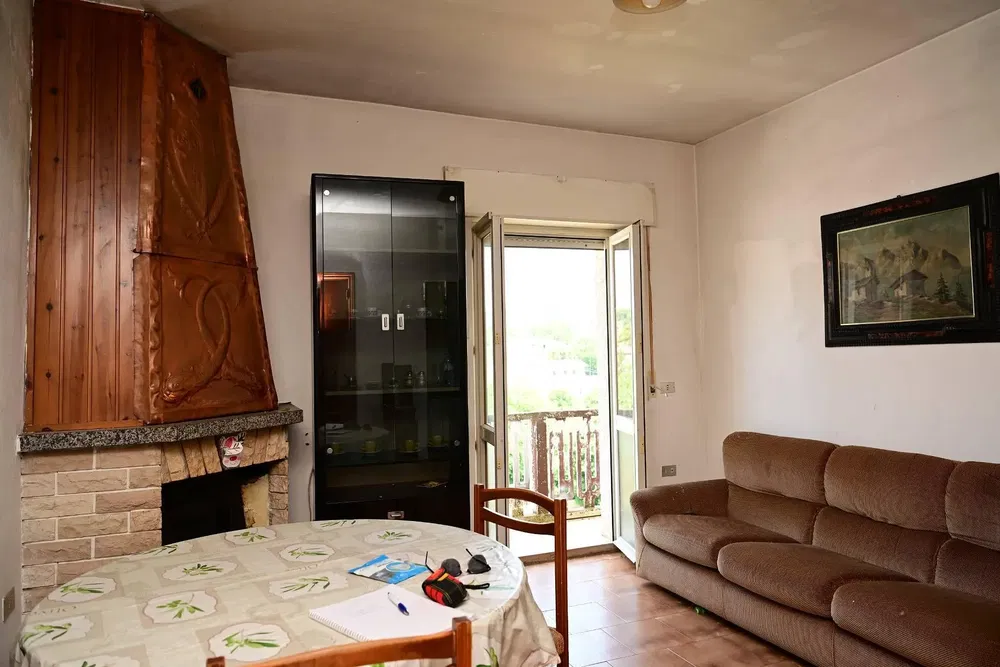 Salon; podłoga drewniana, światło dzienne, styl nowoczesny, wysokie sufity