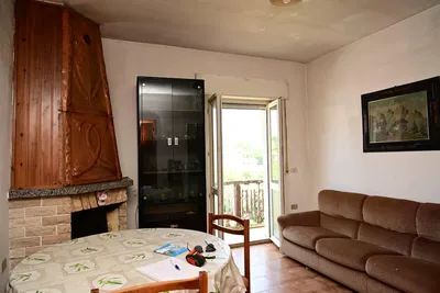 Wohnzimmer; holzboden, tageslicht, moderner stil, hohe decken