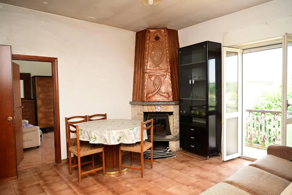 Sala de estar; chão de madeira, luz natural, estilo moderno, teto alto