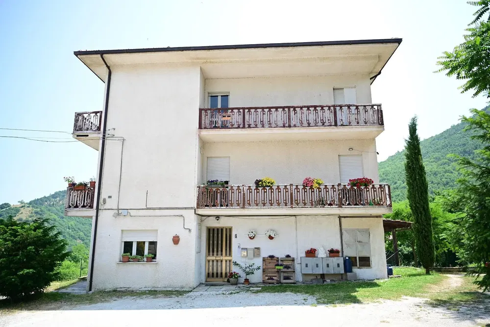 Salon; podłoga drewniana, światło dzienne, styl nowoczesny, wysokie sufity