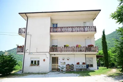 Soggiorno; pavimento in legno, luce naturale, stile moderno, soffitti alti