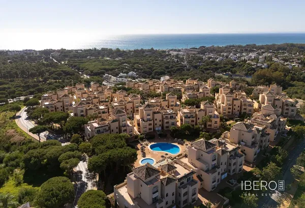 غرفة معيشة; أرضية خشبية, ضوء طبيعي, أسلوب عصري, أسقف عالية