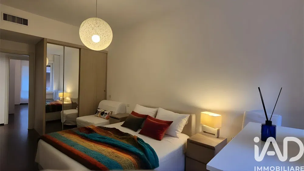 Soggiorno; pavimento in legno, luce naturale, stile moderno, soffitti alti