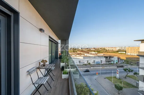 غرفة معيشة; أرضية خشبية, ضوء طبيعي, أسلوب عصري, أسقف عالية