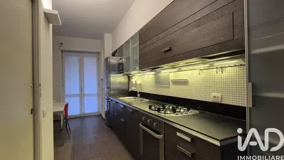 Cucina; elettrodomestici, pavimento in legno, luce naturale, stile moderno, ristrutturato