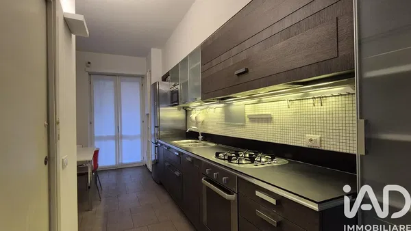 Cucina; elettrodomestici, pavimento in legno, luce naturale, stile moderno, ristrutturato