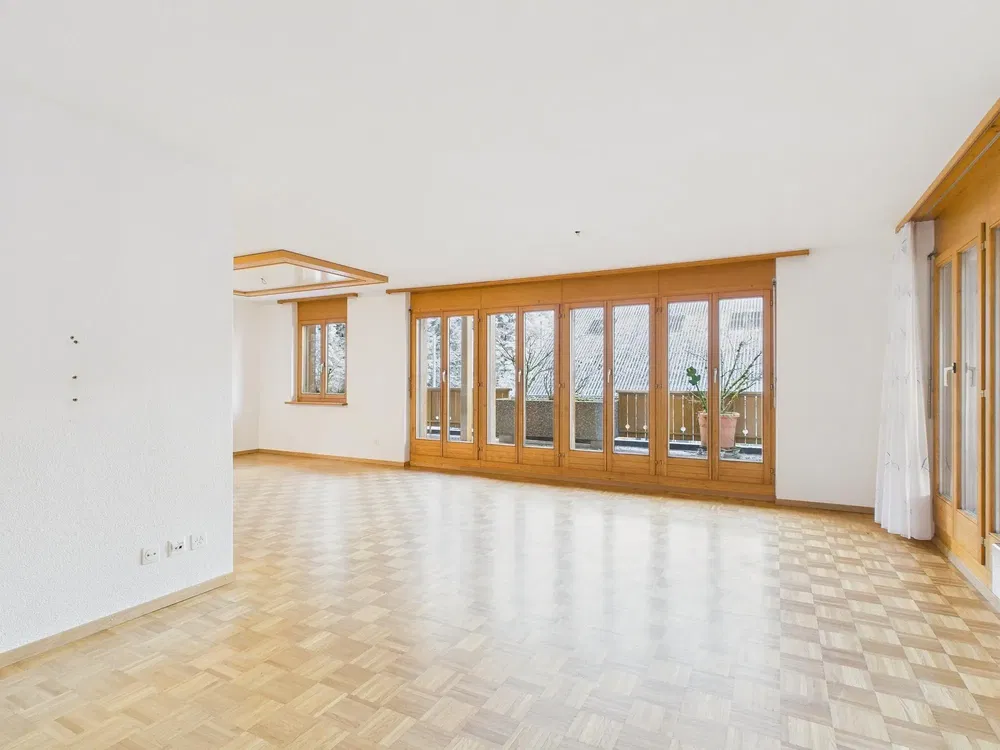 Σαλόνι; ξύλινο πάτωμα, φυσικό φως, μοντέρνο στυλ, ψηλά ταβάνια