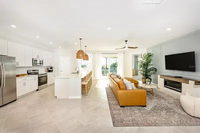 Kuchyně; kuchyňské spotřebiče, dřevěná podlaha, přirozené světlo, moderní styl, po rekonstrukci