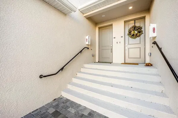 Living room; wood floor, natural light, modern style, high ceiling