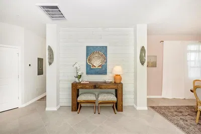 Obývací pokoj; dřevěná podlaha, přirozené světlo, moderní styl, vysoké stropy