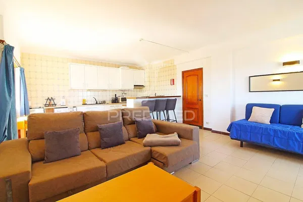 Sala de estar; chão de madeira, luz natural, estilo moderno, teto alto