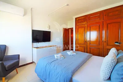 Cozinha; eletrodomésticos, chão de madeira, luz natural, estilo moderno, renovado