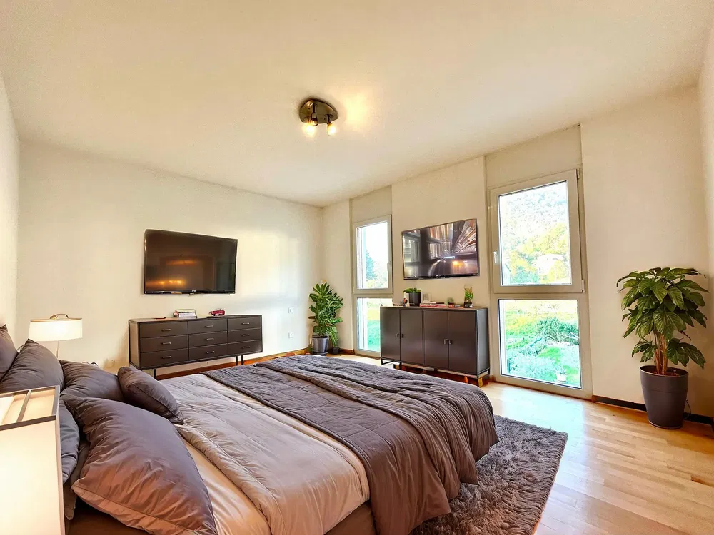 Living room; wood floor, natural light, modern style, high ceiling