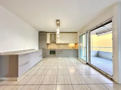 Living room; wood floor, natural light, modern style, high ceiling