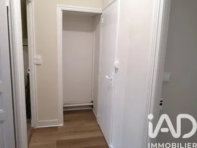 Дневна соба; дрвени под, природно светло, модерни стил, високи плафони