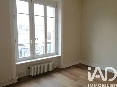 Кухиња; кухињски апарати, дрвени под, природно светло, модерни стил, реновиран