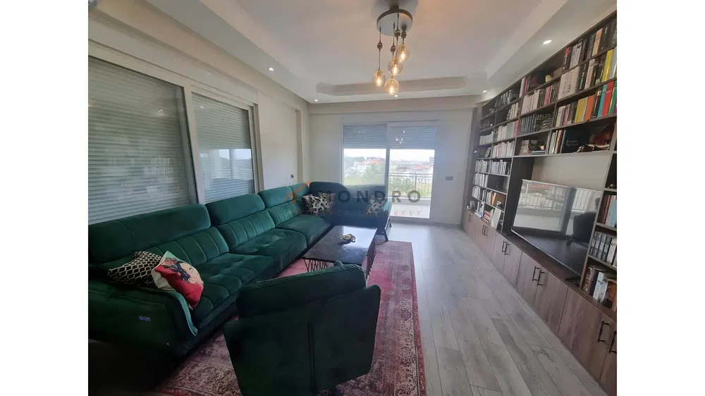 Хол; дървен под, естествена светлина, модерен стил, високи тавани