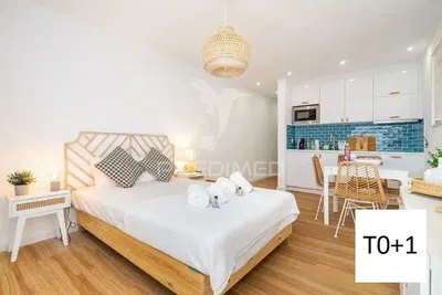 Wohnzimmer; holzboden, tageslicht, moderner stil, hohe decken