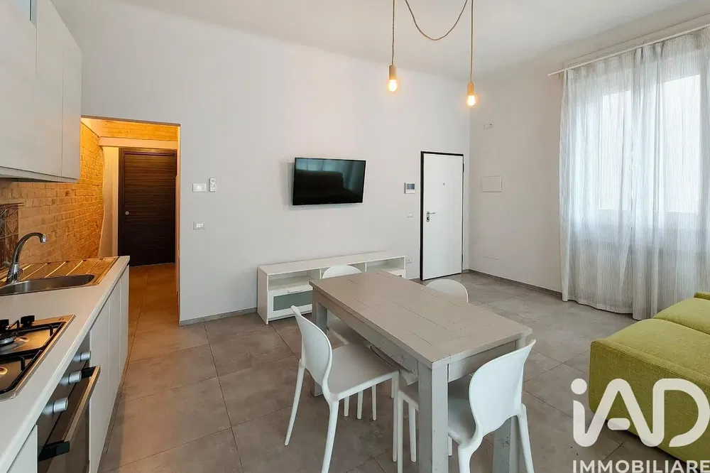 Wohnzimmer; holzboden, tageslicht, moderner stil, hohe decken