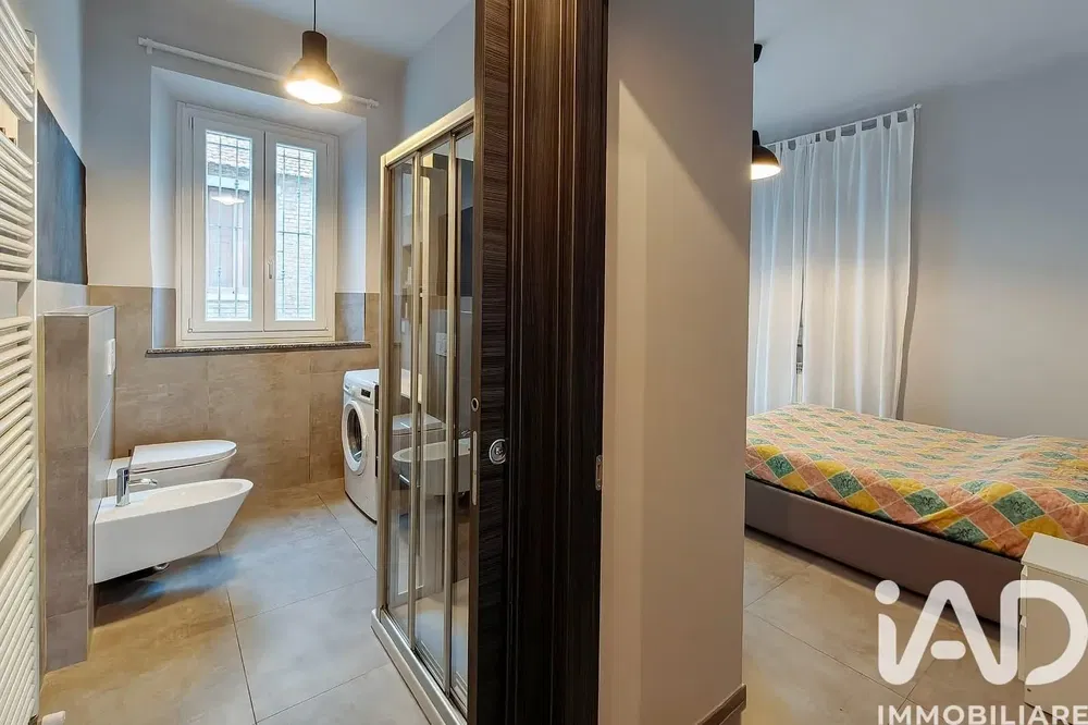 Wohnzimmer; holzboden, tageslicht, moderner stil, hohe decken