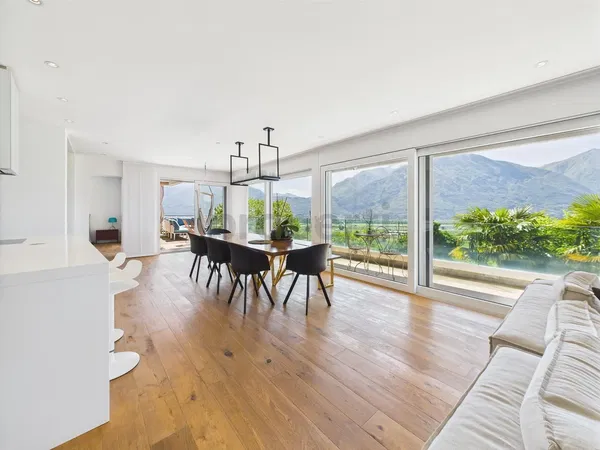 Living room; wood floor, natural light, modern style, high ceiling