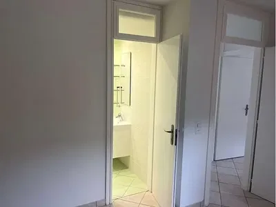 Σαλόνι; ξύλινο πάτωμα, φυσικό φως, μοντέρνο στυλ, ψηλά ταβάνια