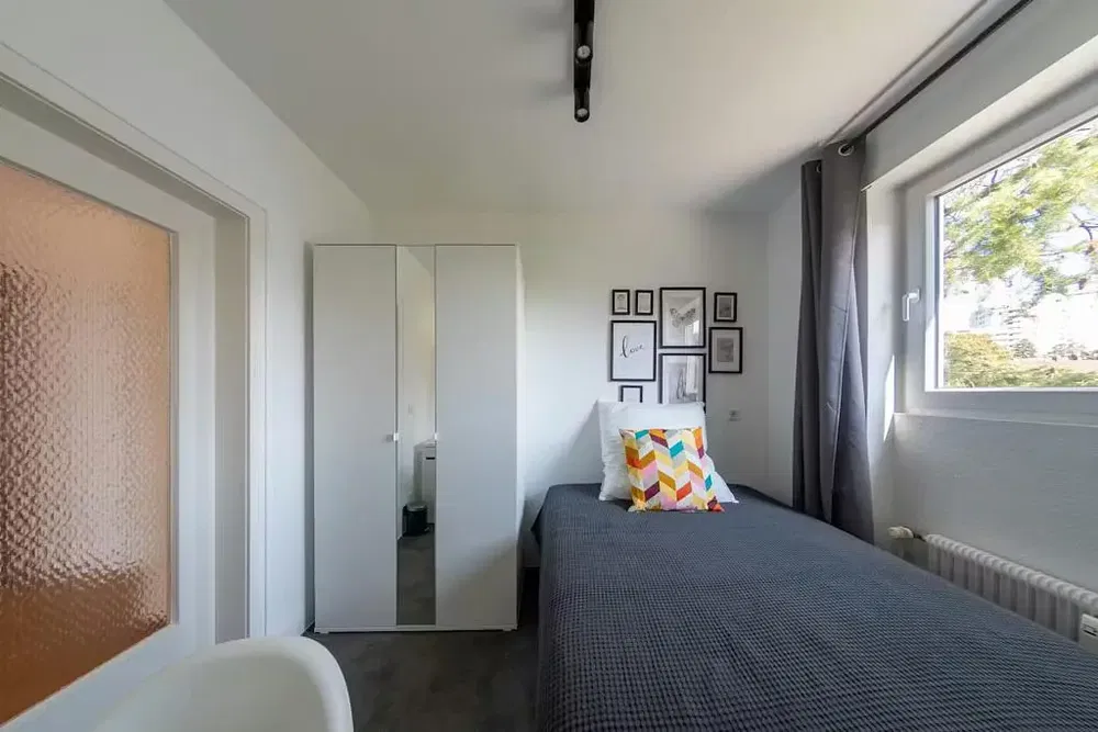 Cuisine; électroménager, parquet, lumière naturelle, style moderne, rénové