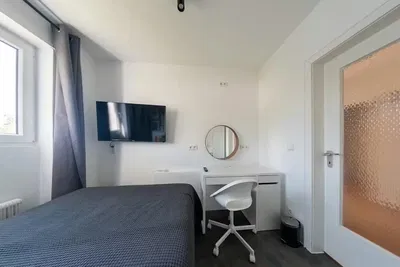 غرفة معيشة; أرضية خشبية, ضوء طبيعي, أسلوب عصري, أسقف عالية