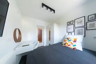 Salon; parquet, lumière naturelle, style moderne, hauteur sous plafond