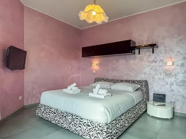 Cocina; electrodomésticos, suelo de madera, luz natural, estilo moderno, renovado