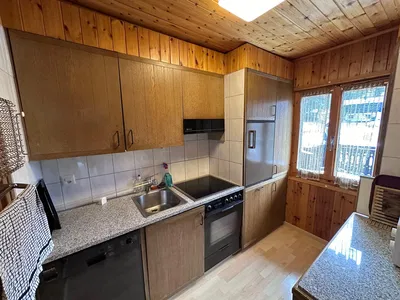 Κουζίνα; συσκευές κουζίνας, ξύλινο πάτωμα, φυσικό φως, μοντέρνο στυλ, ανακαινισμένο