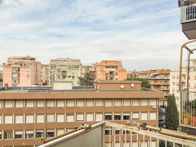 Woonkamer; houten vloer, natuurlijk licht, moderne stijl, hoge plafonds