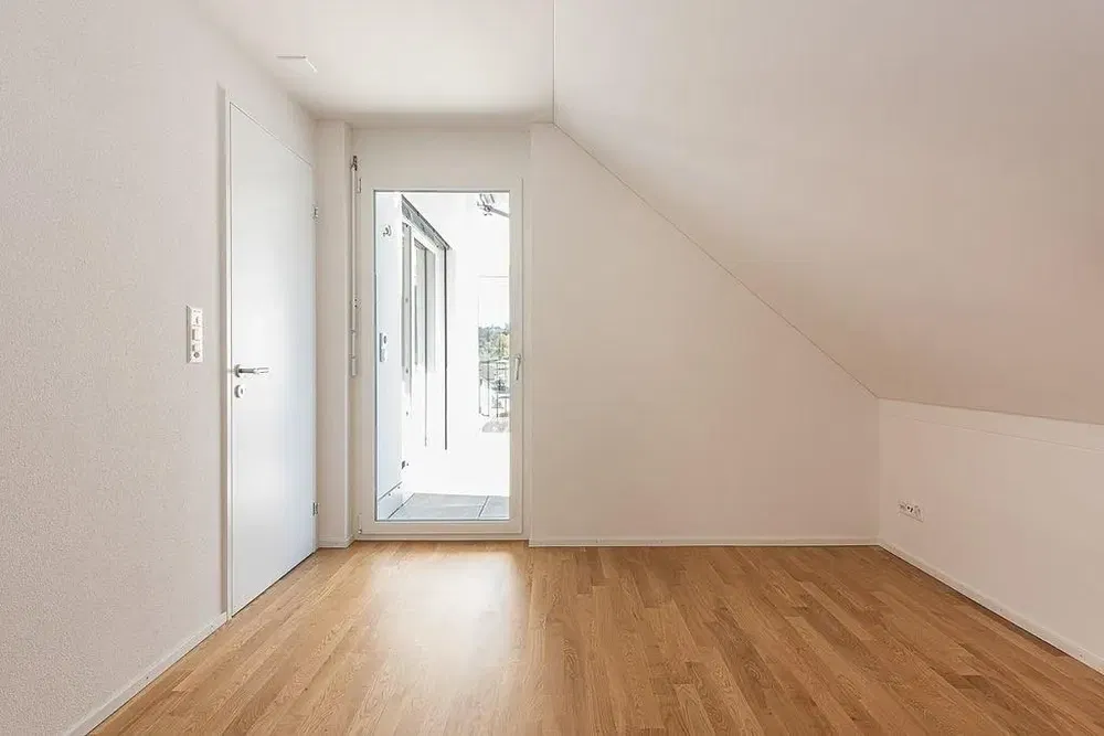 Living room; wood floor, natural light, modern style, high ceiling