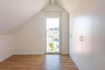 Sala de estar; chão de madeira, luz natural, estilo moderno, teto alto