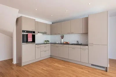 Дневна соба; дрвени под, природно светло, модерни стил, високи плафони