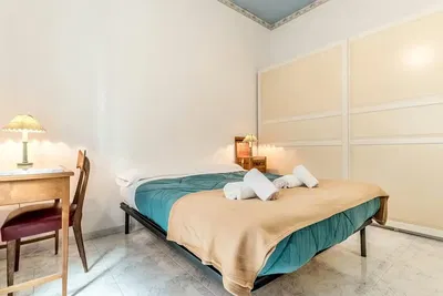 Хол; дървен под, естествена светлина, модерен стил, високи тавани